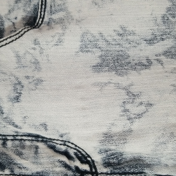 Grey Acidwashed Skinny Jeans w. Button Bottoms - Picture 7 of 8